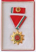 1970. "Felszabadulási Jubileumi Emlékérem" aranyozott, zománcozott Br kitüntetés mellszalagon, miniatűrrel szalagsávon, eredeti tokban, hozzá az adományozásról értesítő levél a Hazafias Népfront szegedi bizottságától T:1 Hungary 1970. "Liberation Jubilee Medal" gilded, enamelled Br decoration, with ribbon and miniature, in original case with the letter about the awarding, from the Patriotic People's Front committee in Szeged C:UNC NMK 712.
