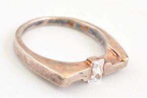 Ezüst(Ag) fehér kővel kirakott gyűrű, jelzett, méret: 55, bruttó: 3,59 g