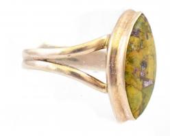 Ezüst(Ag) zöld színű ásvánnyal kirakott gyűrű, jelzett, méret: 54, bruttó: 3,76 g