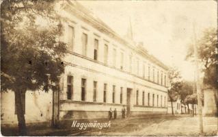 1914 Nagymányok, Irgalmas Nővérek Intézete. photo (gyűrődés / crease)