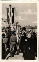 1938 Léva, Levice; Ipolyság által Léva városának adományozott országzászló ünneplése, bevonulás / flag ceremony, entry of the Hungarian troops + So. Stpl
