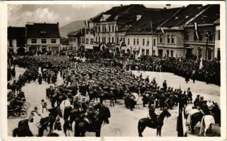 1938 Rozsnyó, Roznava; bevonulás, lovas katonák, magyar zászlók / entry of the Hungarian troops, cavalrymen, Hungarian flags