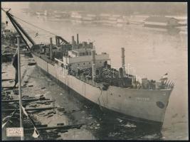 1941 A Ganz Ungvár hajója vízre bocsájtása pecséttel jelzett hivatalos fotó 24x18 cm