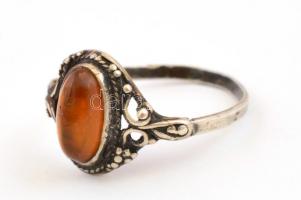 Ezüst(Ag) gyűrű borostyán kővel, jelzett, méret: 55 bruttó: 1,96 g