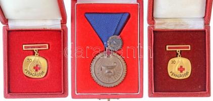 ~1970-1980. "Kiváló Véradó" zománcozott Br kitüntetés mellszalagon + "30 véradásért" fém jelvény + "50 véradásért" fém jelvény. Mindhárom eredeti tokban és miniatűrrel T:1-2