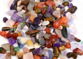 Kis zacskónyi vegyes ásvány tétel, 115 g, közte ametiszt, rózsakvarc stb
