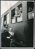 1936 Csik Ferenc (1913-1945) olimpiai bajnok fotója, a berlini olimpiáról hazatérőben a vonat ablakában, hátoldalán feliratozva, sarkaiban és felső részén törésnyomokkal, 15x10 cm