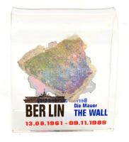 Egy darab a berlini falból, műanyag tartóba applikálva, 5x4,5 cm