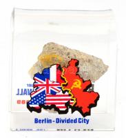 Egy darab a berlini falból, műanyag tartóba applikálva, 5x4,5 cm