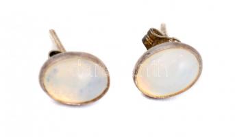 Ezüst(Ag) fehér köves fülbevalópár, jelzett, h: 1,5 cm, bruttó: 1,21 g + bizsu medál lila kövekkel, ...