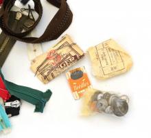 Varrás kellékek: 10 db zippzár, cérnagomb, zsákvarrótű