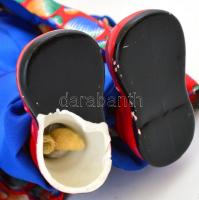 Bohóc ruhában, porcelán fejjel és végtagokkal. Zenélő funkcióval, mely közben felsőtestét és fejét m...