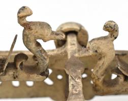 Régi asztali konyhai mérleg figurális madárfej díszítéssel, hiányos súlykészlettel, 2 db réz tányérr...