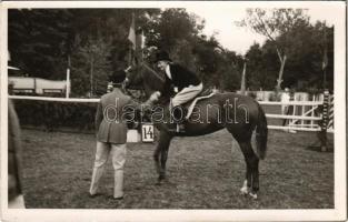 ~1938 Siófok, díjugratás a lóversenyen. Foto-Nagy photo