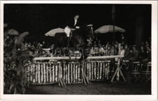 ~1938 Siófok, díjugratás a lóversenyen. Foto-Nagy photo