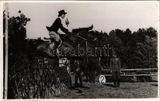 ~1938 Balatonföldvár, díjugratás a lóversenyen. Foto Seidner photo  (fl)