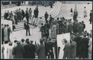 1949 május 1., Sopron, az egyetem felvonulása, csoportfelvétel a tömegről, propaganda transzparensekkel (szabadságért és békéért harcoló (...), 3 éves terv, 5 éves terv), hátoldalán feliratozott vintage fotó, 9x14,5 cm