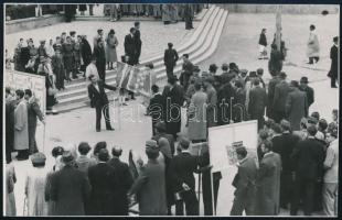 1949 május 1., Sopron, az egyetem felvonulása, csoportfelvétel a tömegről, propaganda transzparensekkel (&quot;szabadságért és békéért harcoló (...), 3 éves terv, 5 éves terv&quot;), hátoldalán feliratozott vintage fotó, 9x14,5 cm