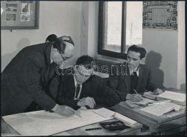 1953 Geleji Sándor (1898-1967) Kossuth-díjas professzor miskolci egyetemi hallgatói körében, oktatás közben, Vadas Ernő (1899-1962) fényképész vintage fotója, hátoldalon pecséttel jelzett, 8,5x12 cm