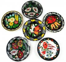 6db Gránit tányér, kézzel festett, jelzett, lepattanásokkal, kopásokkal, d: 21,5-24 cm közötti méretekben