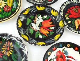 6db Gránit tányér, kézzel festett, jelzett, lepattanásokkal, kopásokkal, d: 21,5-24 cm közötti méret...