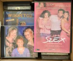 Egy doboz DVD, CD, kazetta, és tok, közte műsorosak is