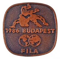 1986. 1986 Budapest - FILA (Birkózó Világbajnokság) Br jelvény (29x29mm) T:1