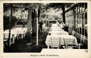Budapest IV. Megyeri Csárda kerthelyisége, pincérek és cigány zenészek a kertben (EB)
