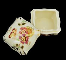 Zsolnay pillangó mintás bonbonier, kézzel festett, apró kopásokkal, 7,5×7,5 cm