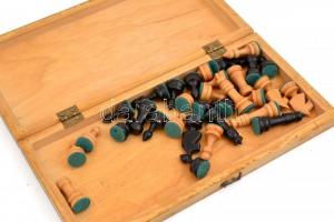 Fa sakk-készlet, hiánytalan, enyhén kopottas állapotban, 34,5x34,5 cm