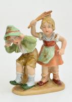 Jelzés nélkül: Veszekedő kislány és kisfiú figura, kézzel festett, festéshibákkal, apró kopásnyomokkal, m: 12 cm