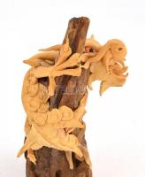 Sárkány figura sziklán, festett szemmel, vegyes technika, m: 16 cm