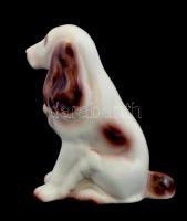 Hollóházi porcelán kutya, kézzel festett, jelzett, kopásnyomokkal, m:13,5 cm