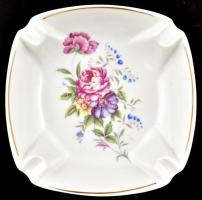 Hollóházi porcelán váza és hamutál florális dekorral, matricás, jelzett, apró kopásnyomokkal, váza m...