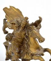 Távol-keleti lovas figura, réz, hiányzó résszel a kezénél, m: 14 cm