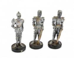 4 db lovag figura, részben festettek, 7,5x2,5 cm és 22,5x6,5 cm közötti méretekben