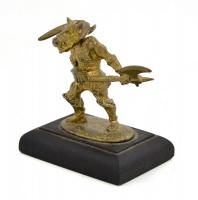 Kicsi réz bikafejű figura fa talpon, m: 6,5 cm