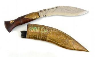 Indiai kukri tőr, gravírozott, fa és fém nyéllel, gravírozott fém és bőr tokban jin-jang motívumokkal, lepattanással, h: 23 cm