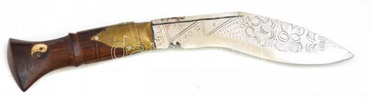 Indiai kukri tőr, gravírozott, fa és fém nyéllel, gravírozott fém és bőr tokban jin-jang motívumokka...