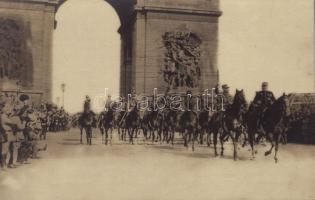 Paris, Place de lÉtoile, les Marechaux Joffre et Foch, passent sous sous lArc de Triomphe / WWI French military, Marshal Joffre and Foch pass under the Arch of Triumph