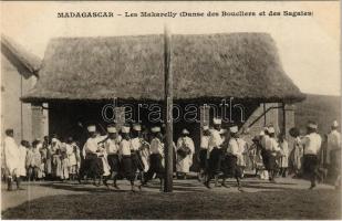 Les Makarelly (Danse des Boucliers et des Sagaies) / native dancers, Madagascar folklore
