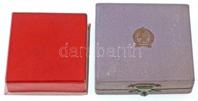 1954. "Kiváló Dolgozó" zománcozott fém jelvény eredeti tokban + DN "A Könnyűipar Kivá...