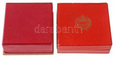 ~1960. "Élelmiszeripar Kiváló Dolgozója" aranyozott, festett fém miniszteri kitüntetés, mi...