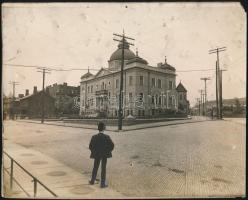 cca 1910 USA, Ohio, East Liverpool, Carnegie Közkönyvtár épületéről készült fotó, kartonra kasírozva...