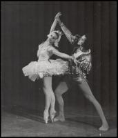 cca 1960-1970 Balettáncosok, fotó, kartonra kasírozva, 31x26,5 cm