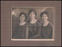 cca 1920 Portré három hölgyről, fotó, kartonra ragasztva, 17x22,5 cm