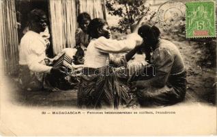 Ivondrona, Femmes betsimisarakas se coiffant / Betsimisarakas women, hair making, Madagascar folklore, TCV card