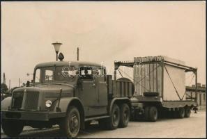 cca 1960-1970 NDK vontató, fotó, hátoldalán pecséttel jelzett/feliratozott, 11x16,5 cm