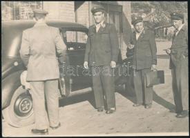 cca 1950 Magyar egyenruhások (MÁV?) autó előtt, fotó, 16,5x22,5 cm
