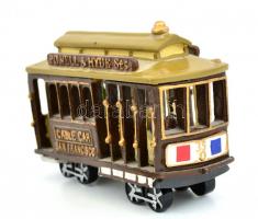 San Francisco Cable Car modell, fém-műanyag, belsejében figurákkal, részben kézzel festett, m: 7, h....